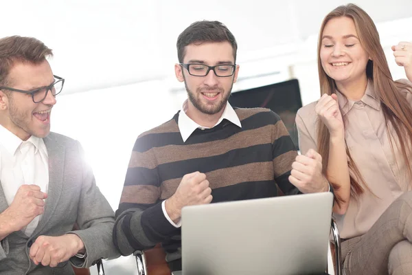 Tres empleados emocionados recibiendo buenas noticias juntos en línea — Foto de Stock