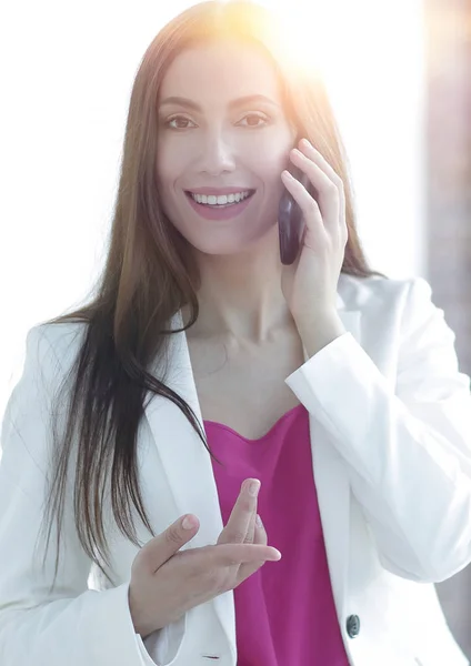 Joven mujer de negocios hablando en el teléfono inteligente — Foto de Stock