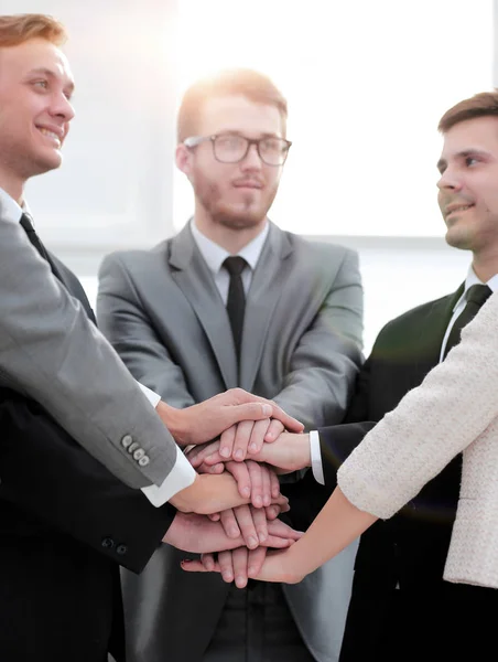 Primer plano. equipo de negocios con las manos juntas —  Fotos de Stock