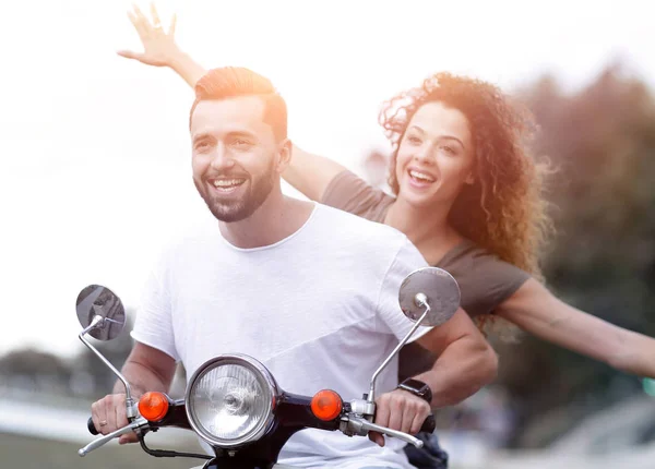 Счастливая пара за рулем скутера взволнована летним отпуском — стоковое фото