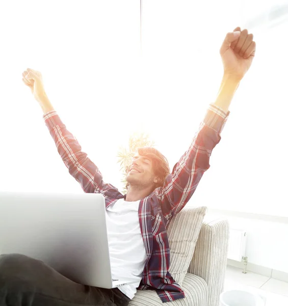 Joven muy feliz trabajando con el ordenador portátil en casa . — Foto de Stock