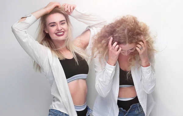 Dos jóvenes modelos femeninas de pie una al lado de la otra — Foto de Stock