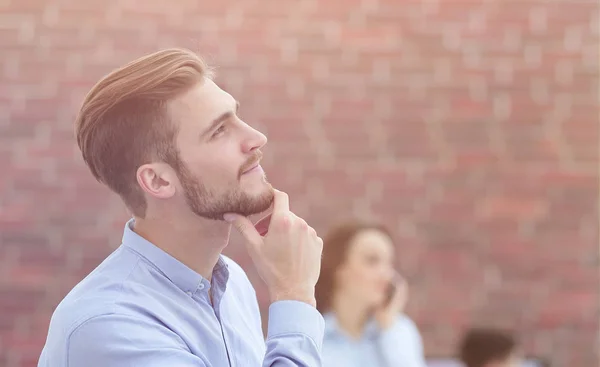 Giovane uomo d'affari distogliendo lo sguardo mentre lavora in ufficio . — Foto Stock