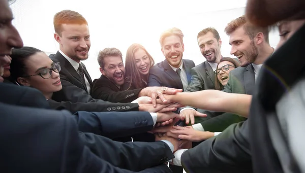 チームビルディングという概念です 折り畳まれた手で立っている大企業のグループは — ストック写真
