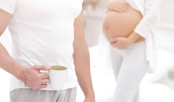 Karı koca yeni oturma odasında duran hamile, closeup — Stok fotoğraf