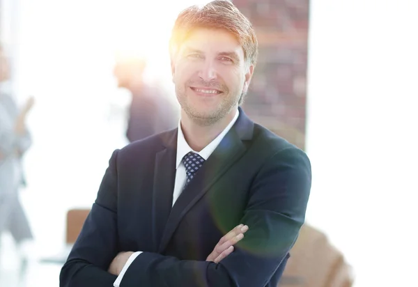Porträtt av självsäker affärsman på kontor bakgrund — Stockfoto