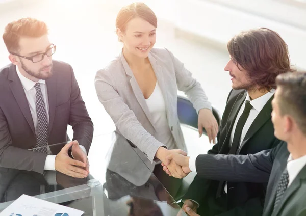 Handshake parceiros de negócios para a sua mesa — Fotografia de Stock