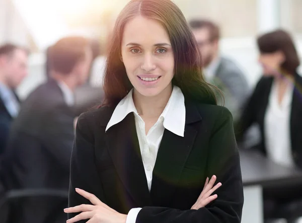 Mulher gerente no fundo do escritório — Fotografia de Stock