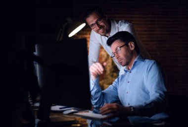 Belgelerle çalışan işadamı karanlık ofis