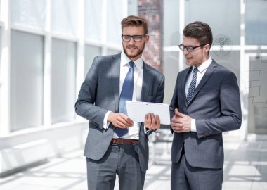 Ofiste duran iki çalışan.