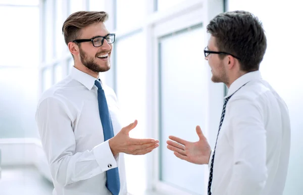 De cerca. empleados hablando, de pie cerca de la ventana de la oficina — Foto de Stock