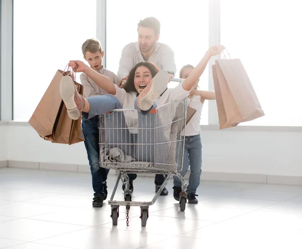 Glad familj går shopping i en stormarknad — Stockfoto