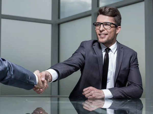 Крупним планом.бізнесмен тремтить руками зі своїм діловим партнером — стокове фото