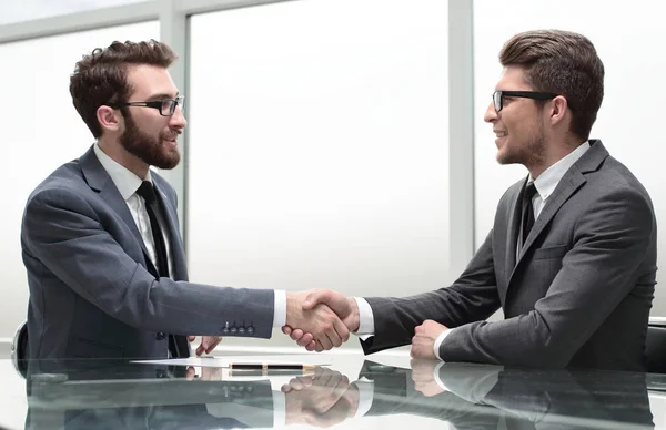 Affärsmän skakar hand. — Stockfoto