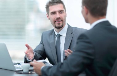 bir masada oturan closeup.business arkadaşları.