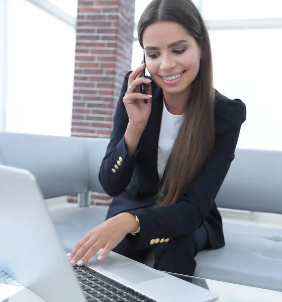 Die Managerin im Büro — Stockfoto