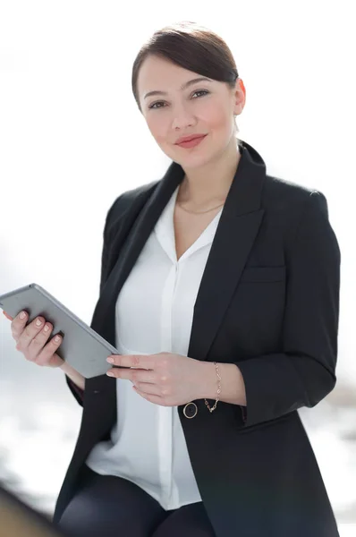 Nahaufnahme einer erfolgreichen jungen Geschäftsfrau mit Tablet-Computer — Stockfoto