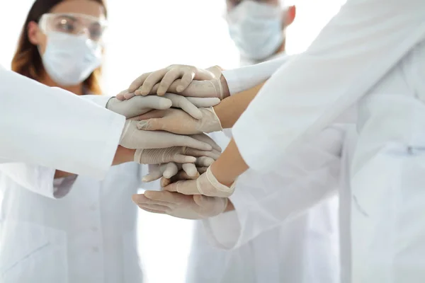 Enat händerna på medicinska teamet på nära håll — Stockfoto