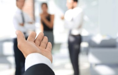 portre. bir el sıkışma için el uzatarak işadamı.