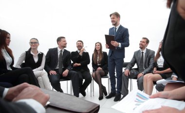 Koç, iş ekibiyle birlikte oturumu yönetiyor..