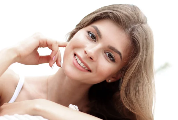Close-up retrato de uma jovem mulher sorridente com maquiagem leve — Fotografia de Stock