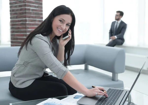 Kvinna assistent på hennes arbetsplats. — Stockfoto