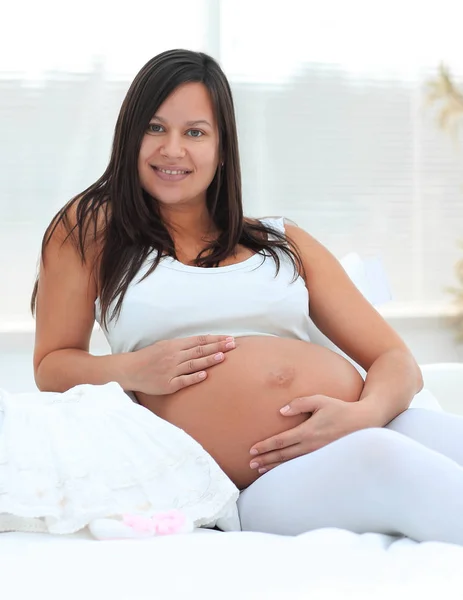 Retrato de una hermosa mujer embarazada. — Foto de Stock