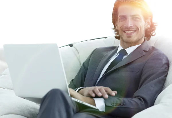 Gros plan d'une femme d'affaires souriante travaillant avec un ordinateur portable dans le salon . — Photo