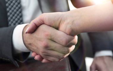 İş adamı ortağıyla anlaşma yapmak için el sıkışıyor.