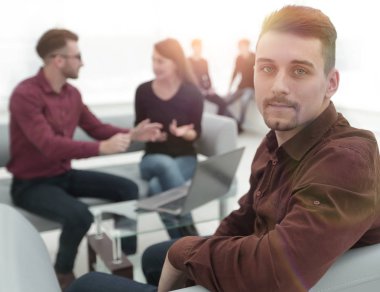 İşletme takımının arka planında çalışan