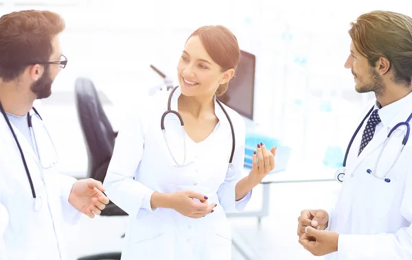 Equipo de médicos tener conversación â Fotos de Stock