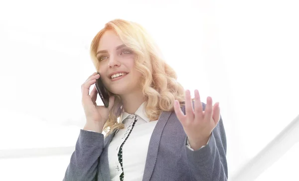 Exitosa mujer de negocios hablando por teléfono. — Foto de Stock