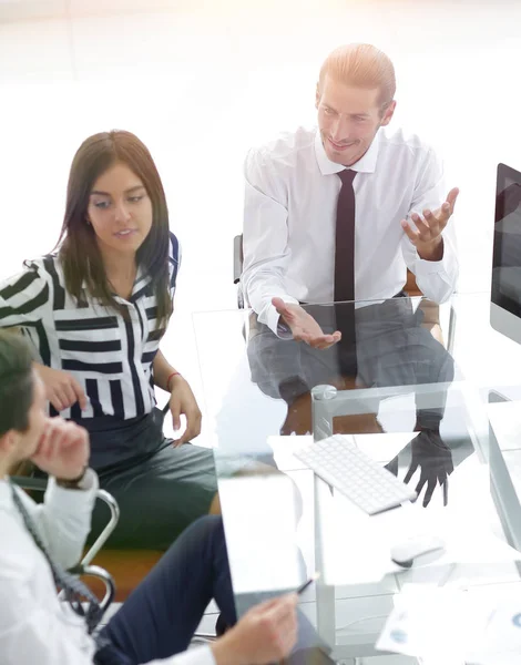 Uomo d'affari rotola il suo incontro con il team di lavoro — Foto Stock