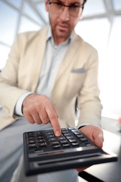 De cerca. hombre de negocios con calculadora. — Foto de Stock