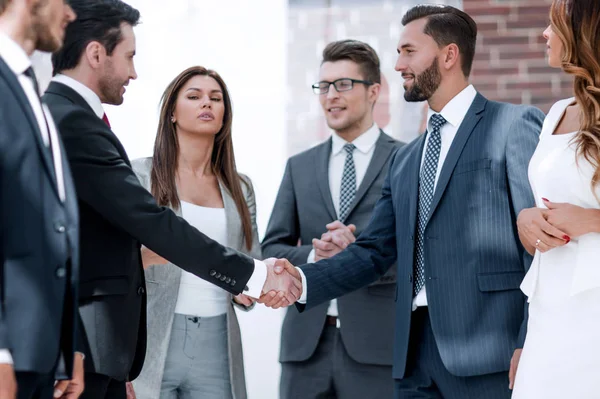 Team di lavoro guarda la stretta di mano dei partner commerciali — Foto Stock