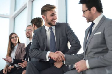 İşadamı tarafından karşılıklı işbirliğine davet ediyor..