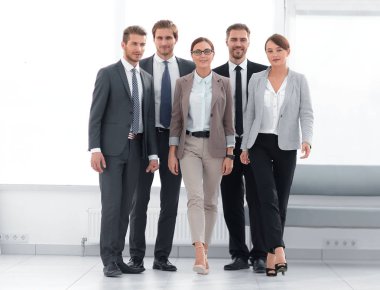 Tamamen büyümüş. Bir grup başarılı iş adamı..