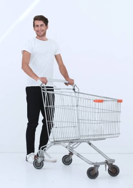 Genç adam boş bir alışveriş sepeti iter