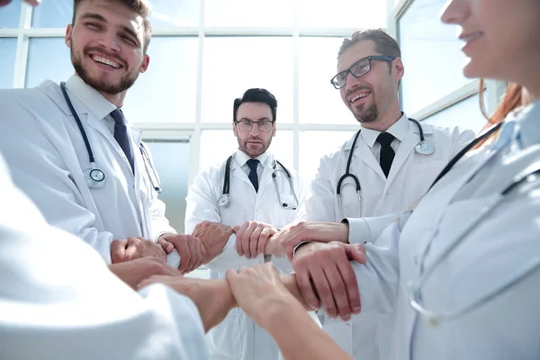 Da vicino.un gruppo di medici in piedi in cerchio — Foto Stock