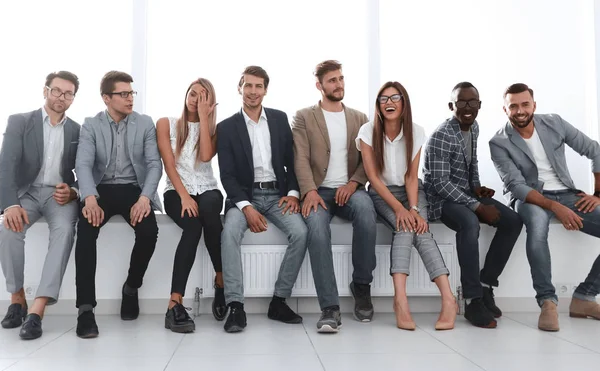 Jonge mensen wachten voor een interview, zittend in de office-lobby — Stockfoto