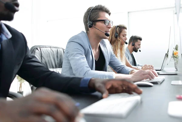 Trabalho da equipe do call center em um escritório moderno — Fotografia de Stock