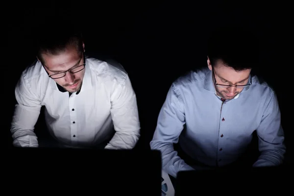 Stäng up.two kollegor som arbetar på datorer — Stockfoto