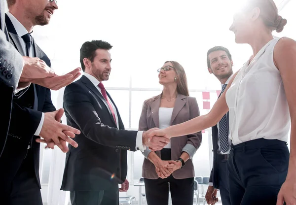 Mogen affärsman skaka hand av en ung affärskvinna — Stockfoto