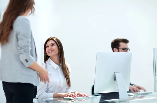 Empleados en el lugar de trabajo en la oficina . — Foto de Stock