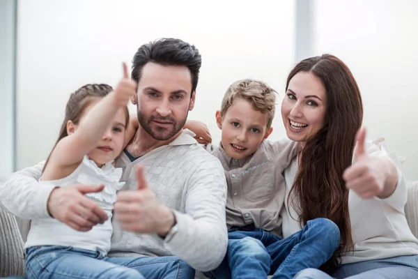 Glückliche Familie zeigt Daumen hoch. — Stockfoto