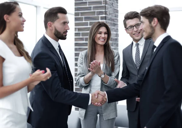 Business team applaude i suoi leader — Foto Stock