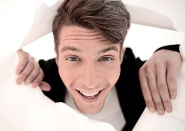 Gazetede bir delikten bakarak up.modern adam kapatın.