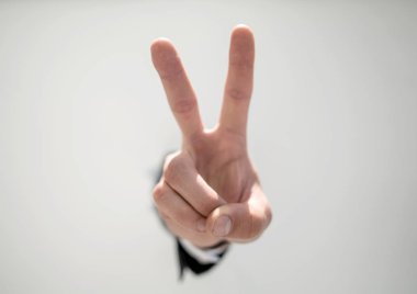 yakın çekim. zafer bir jesti gösterilen işadamı.