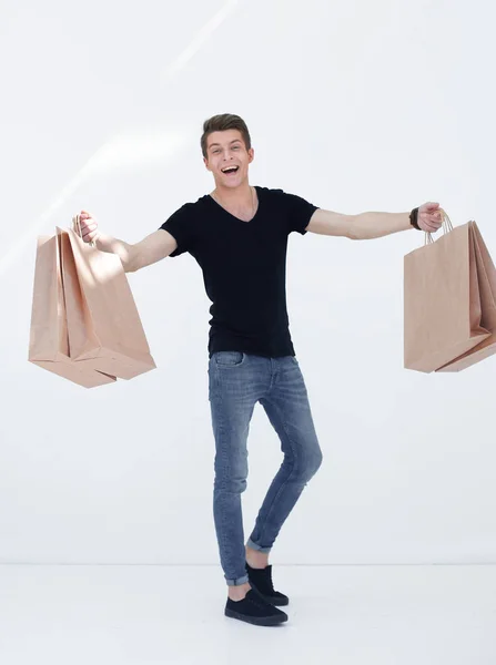 Χαμογελαστός νεαρός άνδρας, που μεταφέρουν τσάντες για ψώνια — Φωτογραφία Αρχείου