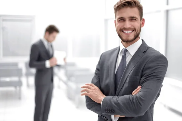 Erfolgreicher Geschäftsmann im Hintergrund des Büros — Stockfoto